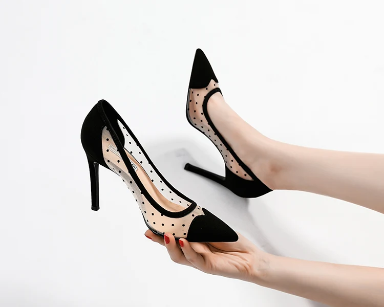 Damen Spitzschuhe atmungsaktiv mit mittlerem Absatz und Lochmuster Polka Dots. Bequeme Alltagsschuhe für Damen, modisch und leicht. — foto 10
