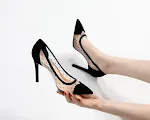 Damen Spitzschuhe atmungsaktiv mit mittlerem Absatz und Lochmuster Polka Dots. Bequeme Alltagsschuhe für Damen, modisch und leicht. — foto 10
