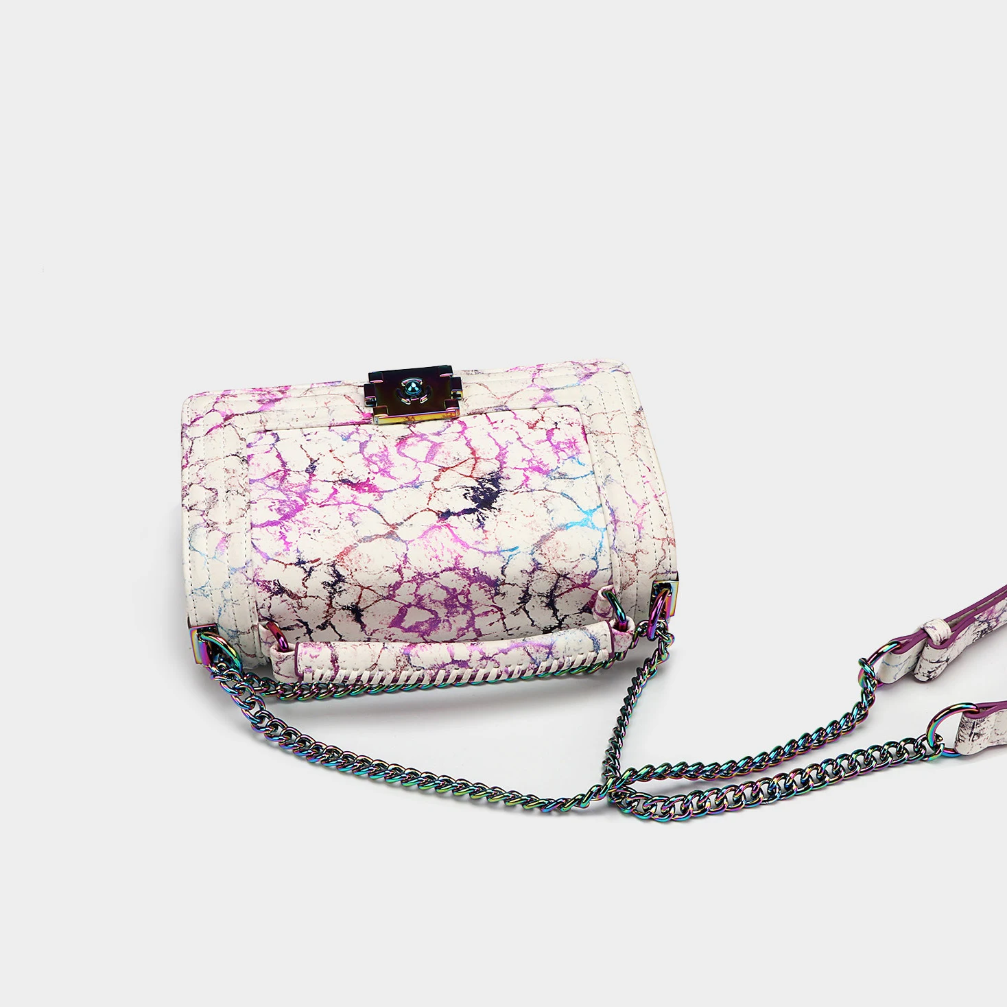 Bolsa Mensageiro Pequena com Estampa Colorida e Fragrância. Leve seus pertences com estilo e um toque perfumado. Perfeita para o dia a dia. — foto 4