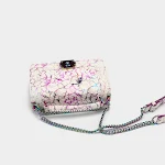 Bolsa Mensageiro Pequena com Estampa Colorida e Fragrância. Leve seus pertences com estilo e um toque perfumado. Perfeita para o dia a dia. — foto 4