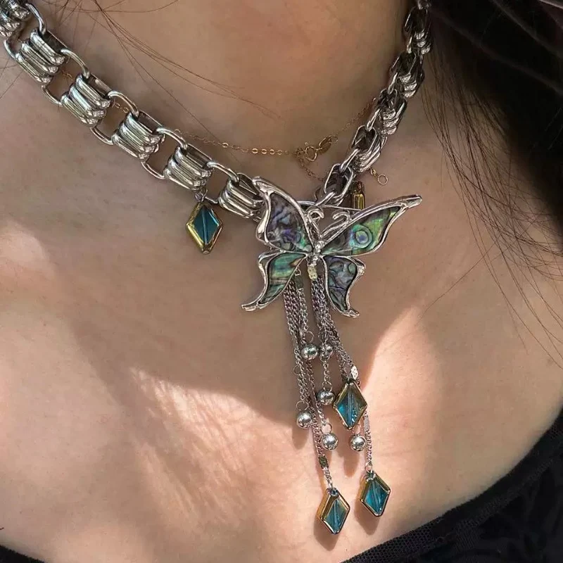 Colar Luxo Leve Punk Chinês Borboleta, acessório sofisticado e moderno. Adicione um toque de elegância a qualquer visual com estilo. — foto 4