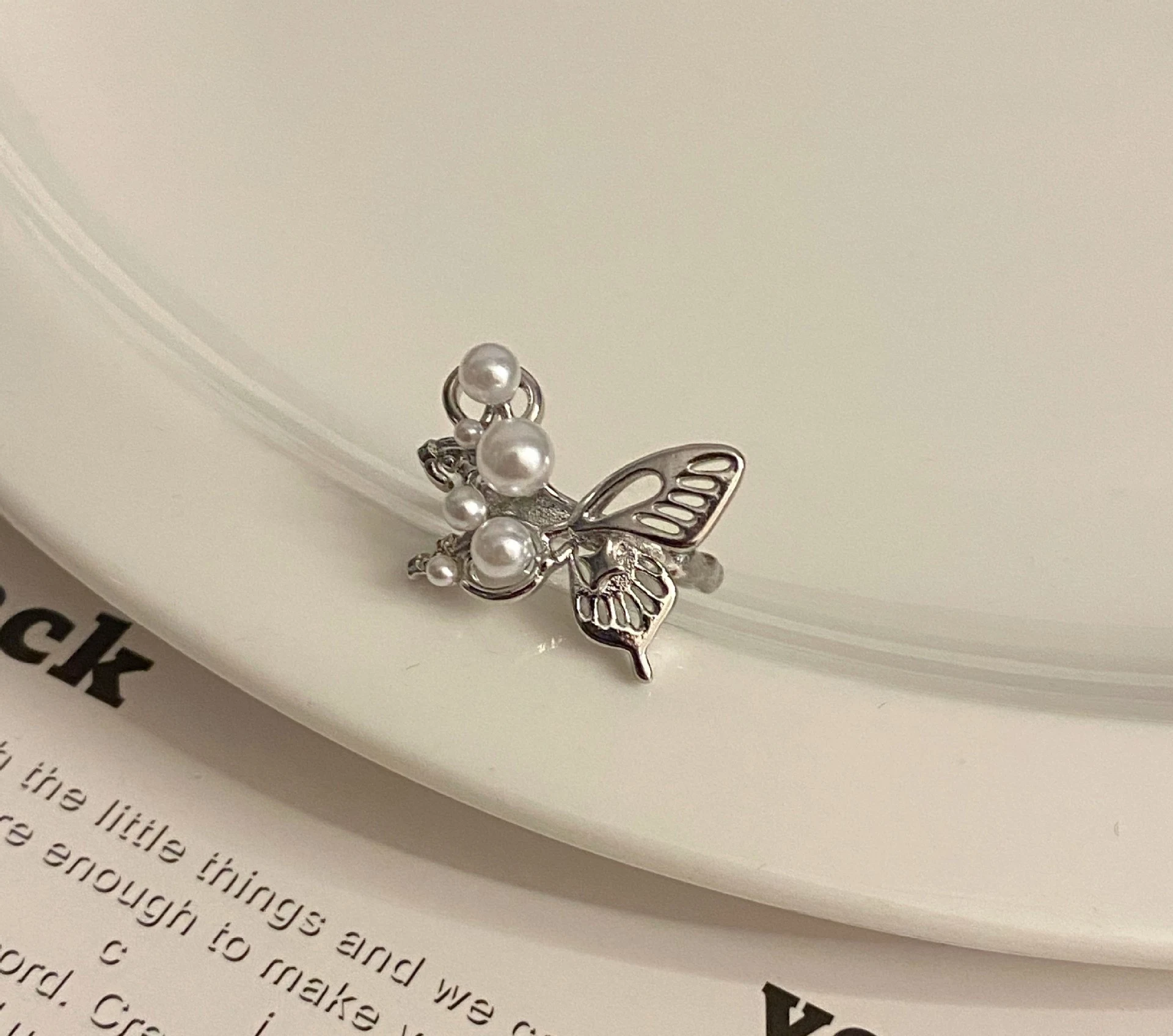 Anillo de mariposa hueca tridimensional de metal con perla para mujer, apertura ajustable, versátil y elegante. — foto 1