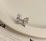 Anillo de mariposa hueca tridimensional de metal con perla para mujer, apertura ajustable, versátil y elegante. — foto 1