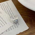 Anel de vidro âmbar quadrado feminino, acessório charmoso e moderno. Adicione um toque de sofisticação ao seu visual diário com este anel único. — foto 6