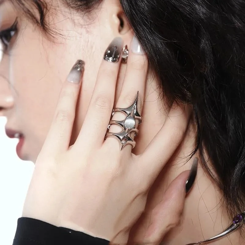 Anel Punk Escuro Niche Simples e Elegante com Personalidade. Um toque de rebeldia e sofisticação para expressar seu estilo único. — foto 10