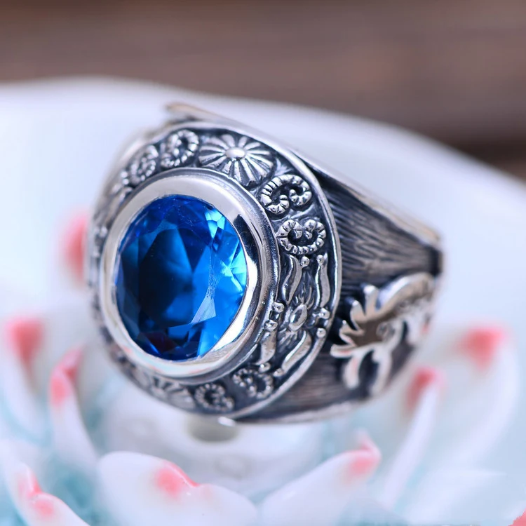 Anel masculino de prata 925 com totem personalizado e cristal azul sintético. Design domineering para homens com estilo. — foto 10