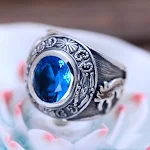 Anel masculino de prata 925 com totem personalizado e cristal azul sintético. Design domineering para homens com estilo. — foto 10