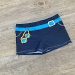 Fluorescentne šorts za kupanje sa printom ajkule za dečake. Plivanje bezbedno i sa stilom. Idealno za plažu ili bazen. — foto 6