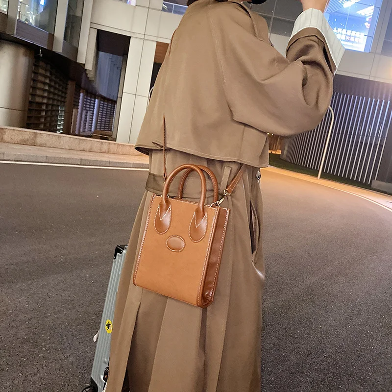 Bolsa Feminina Pequena Quadrada de Ombro. Leve seus itens essenciais com praticidade e elegância. Ideal para uso diário e casual. — foto 7