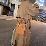 Bolsa Feminina Pequena Quadrada de Ombro. Leve seus itens essenciais com praticidade e elegância. Ideal para uso diário e casual. — foto 7
