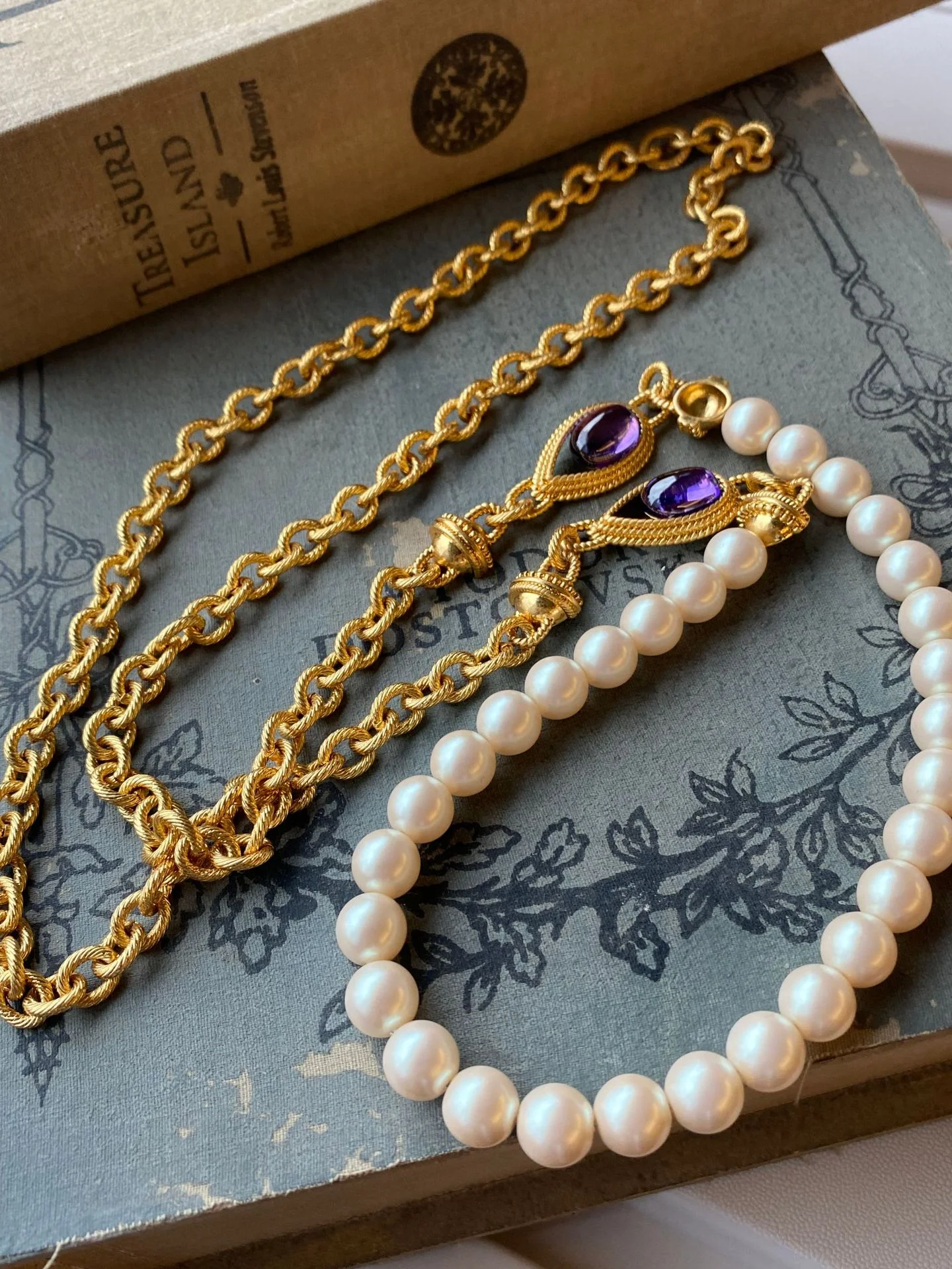 Conjunto de brincos, anel e colar com pérolas de vidro longas e zircônia vintage. Perfeito para um visual sofisticado e elegante. — foto 14