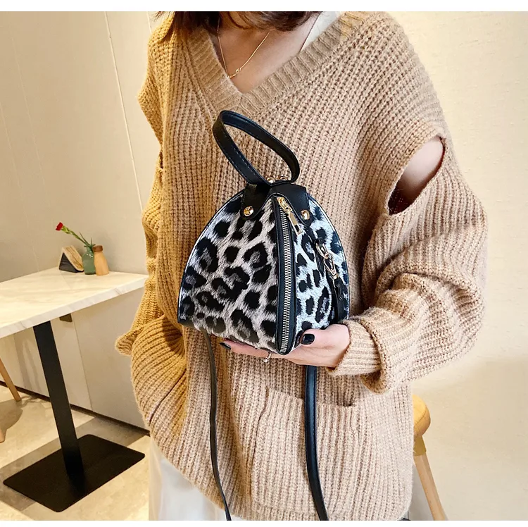 Leopardprint driehoekige handtas, een stijlvolle accessoire. Ideaal voor dagelijks gebruik en avondjes uit, combineert fashion en praktisch. — foto 16