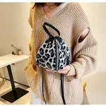 Leopardprint driehoekige handtas, een stijlvolle accessoire. Ideaal voor dagelijks gebruik en avondjes uit, combineert fashion en praktisch. — foto 16