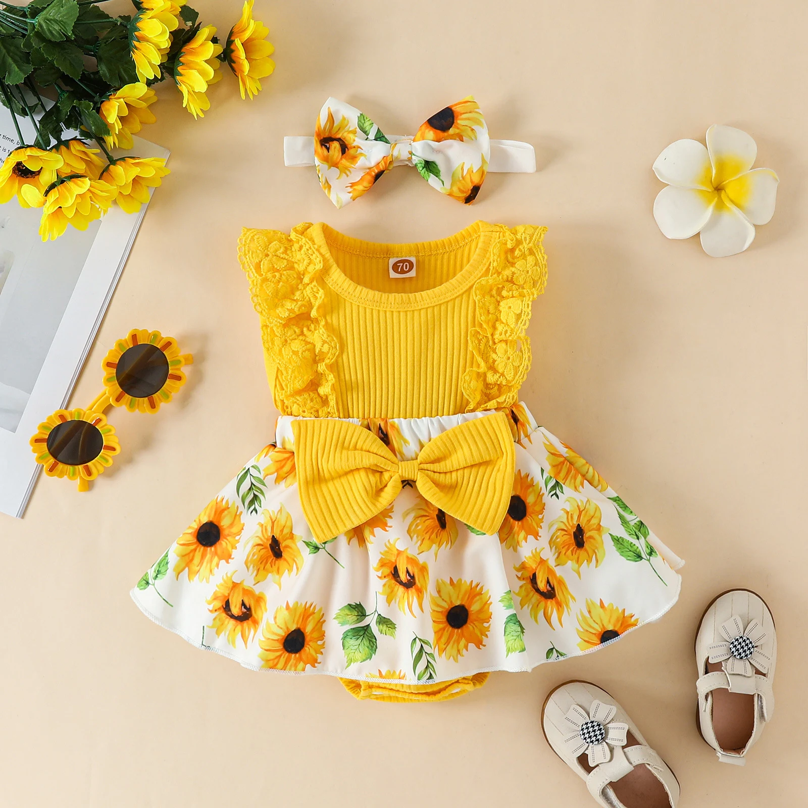 Romper com estampa floral e costura nas mangas, ideal para looks charmosos e confortáveis, perfeito para dias ensolarados. Combine estilo e praticidade! — foto 3
