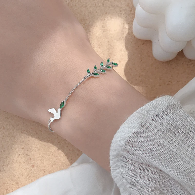 Pulseira feminina estilo normcore, acessório minimalista e elegante para mulheres, ideal para uso diário, combina com qualquer look casual. — foto 4