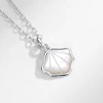 Colar feminino de prata esterlina com uma concha, um acessório elegante e atemporal que complementa seu estilo diário ou ocasiões especiais. — foto 5