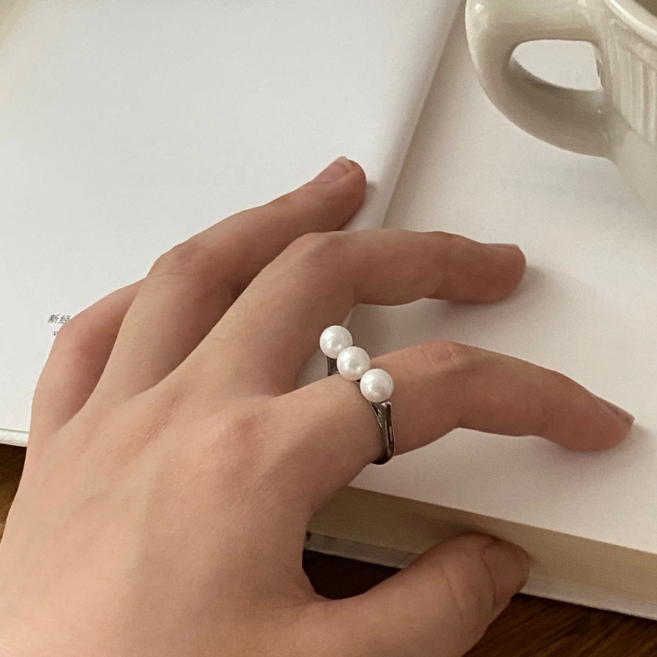 Anillo Sencillo Elegante de Dos Colores Magnífico, Joya Perfecta para Destacar en Cualquier Ocasión, Diseño Sofisticado y Atractivo. — foto 7
