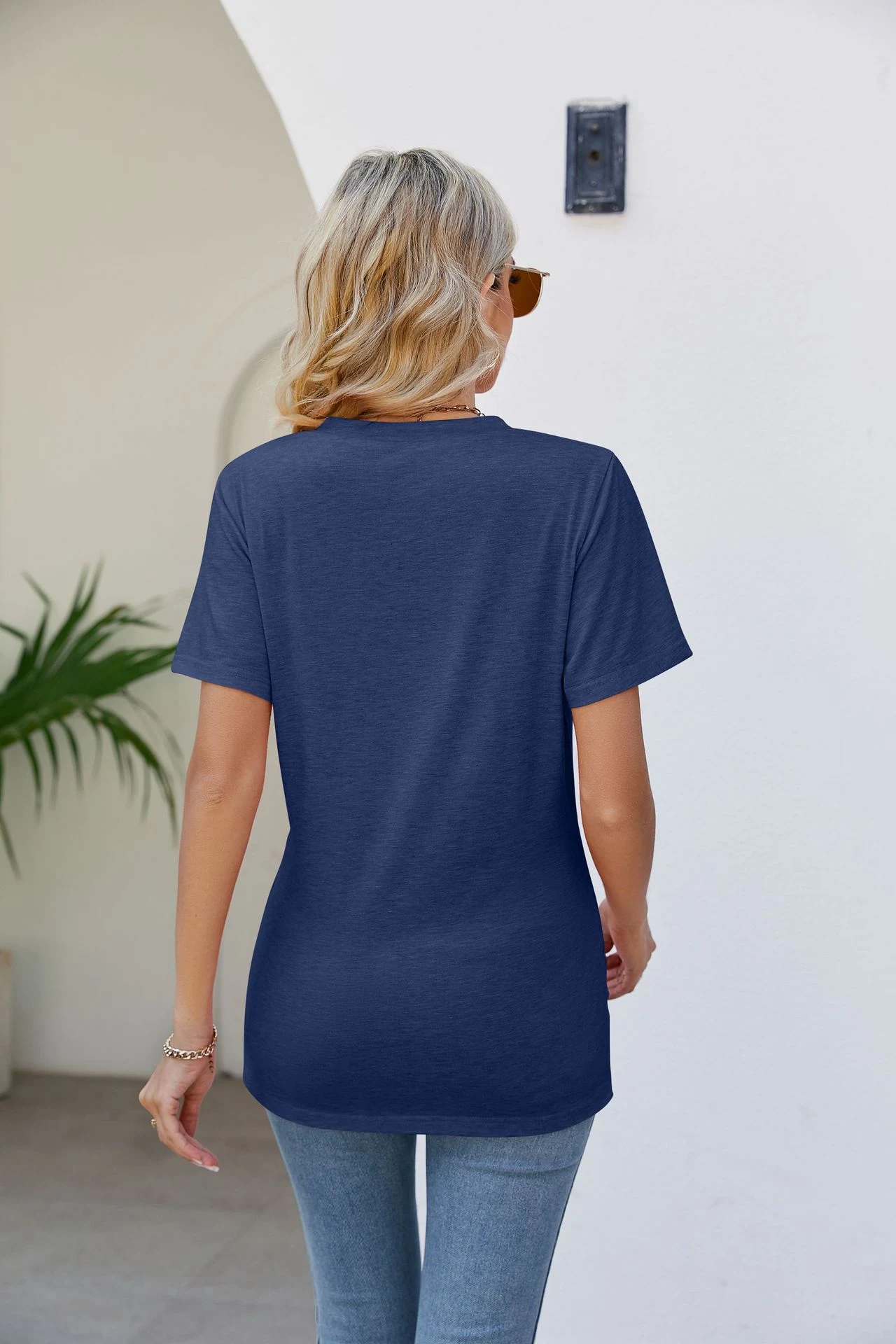 Camiseta de verão feminina com decote em V e detalhe torcido Manga curta casual Conforto e estilo para os dias quentes Ideal para um visual despojado. — foto 7