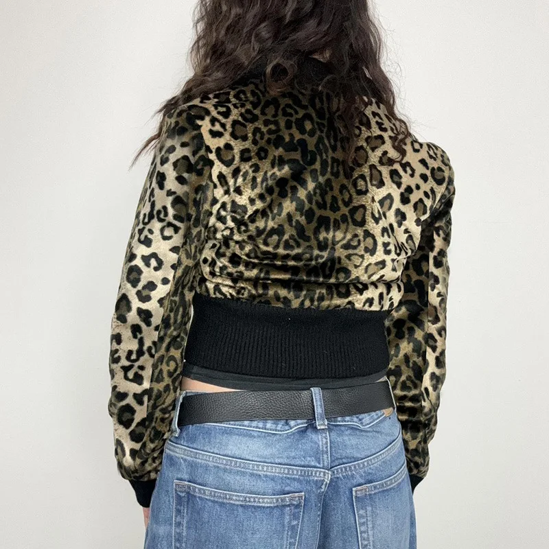 Jaqueta hot girl com estampa de leopardo gradiente, gola alta, estilo europeu e americano. Um visual fashion e ousado, perfeito para você arrasar. — foto 2