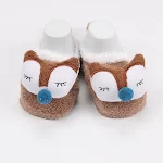 Babysokken van veergaren voor op de vloer, zacht en comfortabel, ideaal voor warme en beschermde voetjes. — foto 5