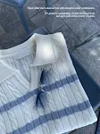 Suéter leve com lapela em Y e listras verticais elegantes, para um visual sofisticado e confortável, ideal para diversas ocasiões. — foto 2