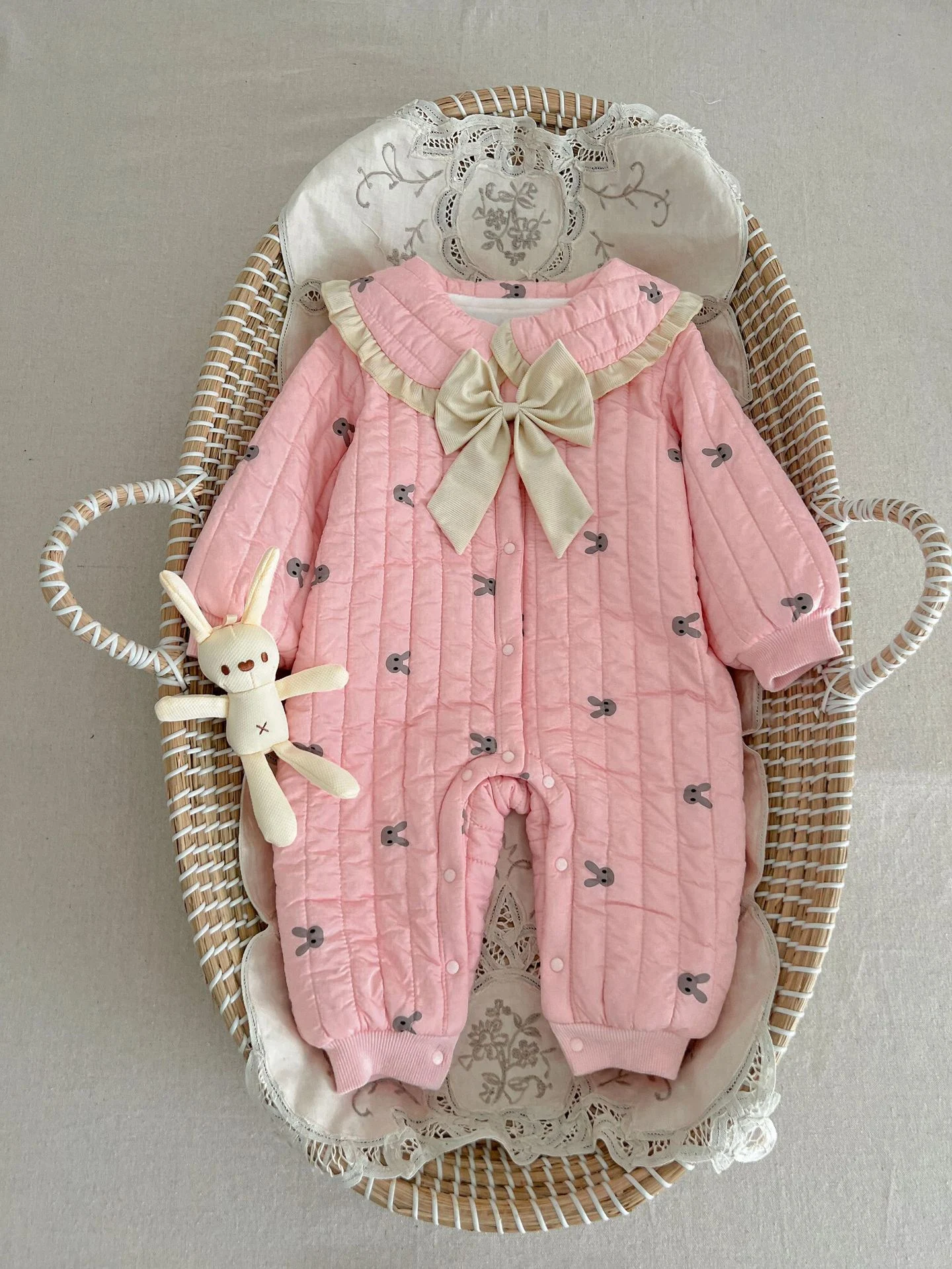 Gewatteerde winter jumpsuit voor baby's en peuters, Koreaanse stijl met strik, super schattige romper voor pasgeboren meisjes. — foto 10