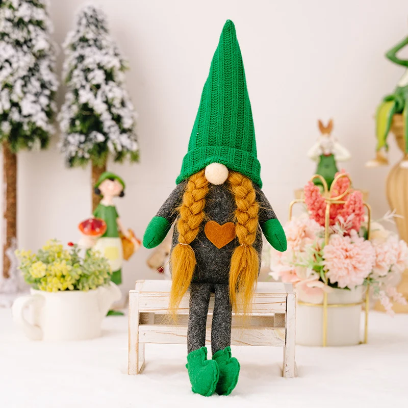 Enfeite natalino Boneca de tricô verde, decoração charmosa para árvore ou casa, traz aconchego e alegria festiva. — foto 2