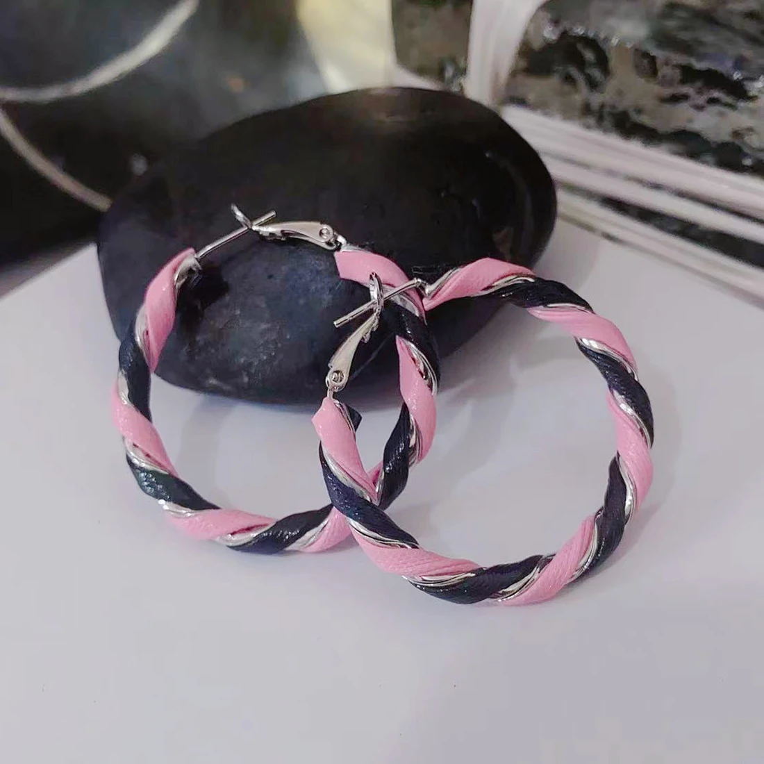 Title 4, Colar de couro PU com coração de strass, um ace...