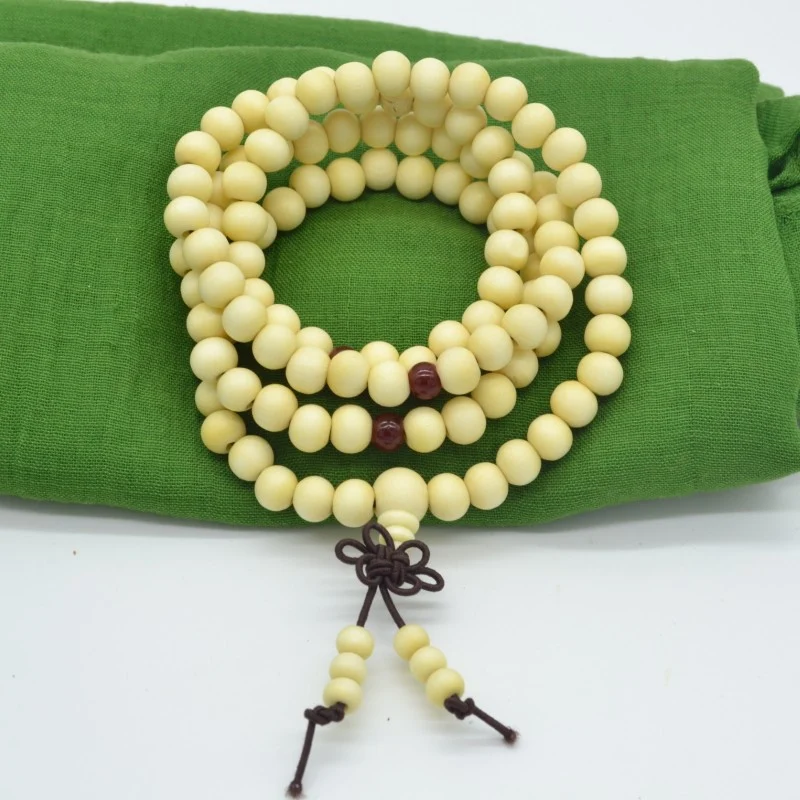 Title 3, Pulseira vermelha de sândalo