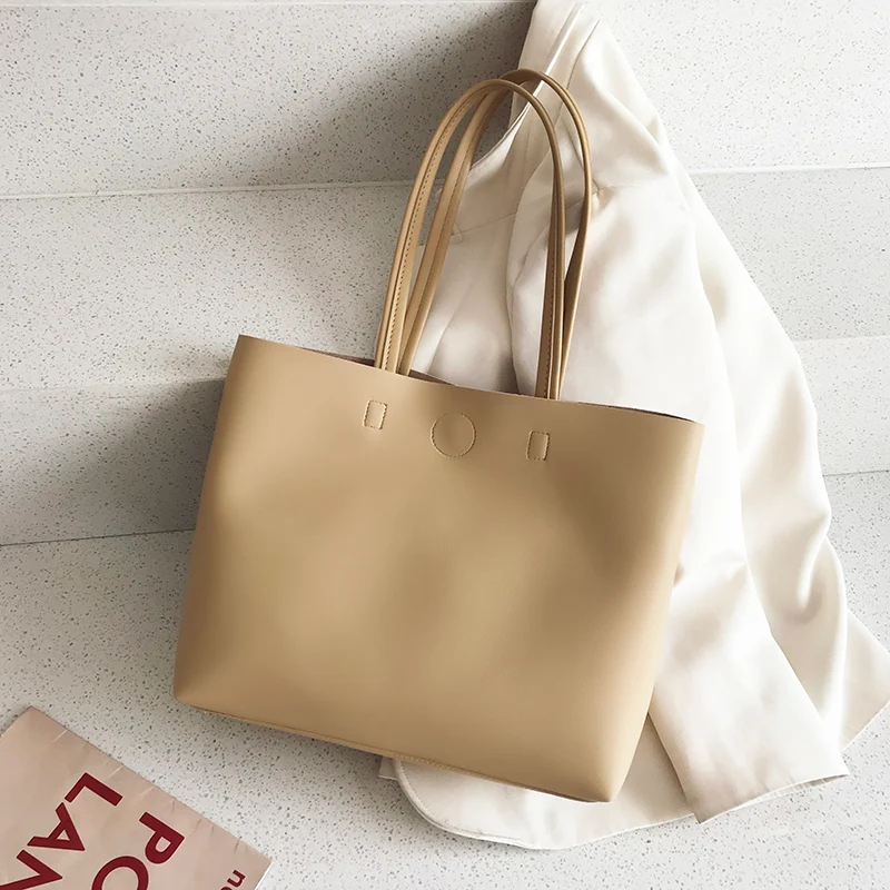 Bolsa de mão e de ombro fashion, combina com tudo. Versátil, elegante e espaçosa, ideal para qualquer ocasião. O acessório perfeito para você. — foto 6