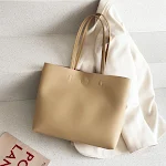 Bolsa de mão e de ombro fashion, combina com tudo. Versátil, elegante e espaçosa, ideal para qualquer ocasião. O acessório perfeito para você. — foto 6