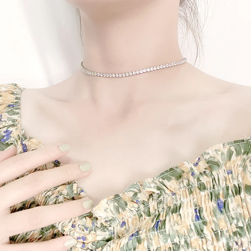 Colar curto de clavícula com diamantes completos e design exclusivo. Um acessório versátil para combinar com qualquer roupa, realçando seu estilo. — foto 6