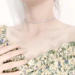 Colar curto de clavícula com diamantes completos e design exclusivo. Um acessório versátil para combinar com qualquer roupa, realçando seu estilo. — foto 6