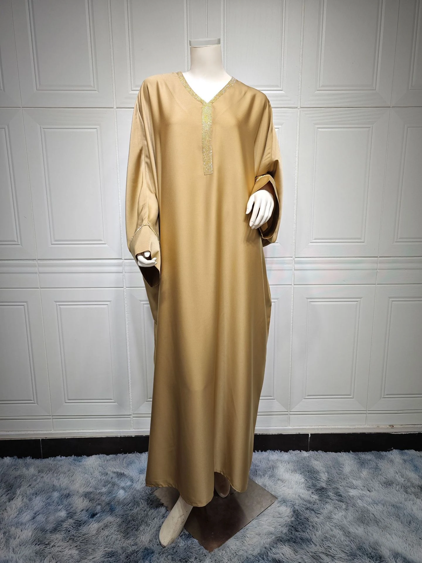Vestido feminino de moda com mangas morcego estilo robe. Confortável e elegante para diversas ocasiões. Ideal para um visual moderno e sofisticado. — foto 31
