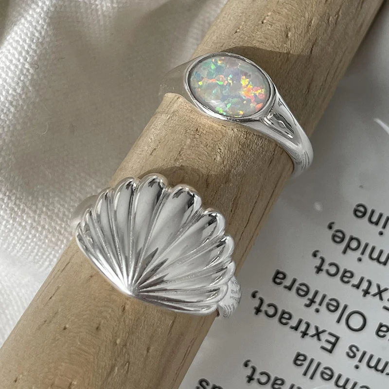 Anel feminino de pedra opala em formato de concha com design delicado. Uma joia elegante e charmosa para realçar a beleza feminina. — foto 6