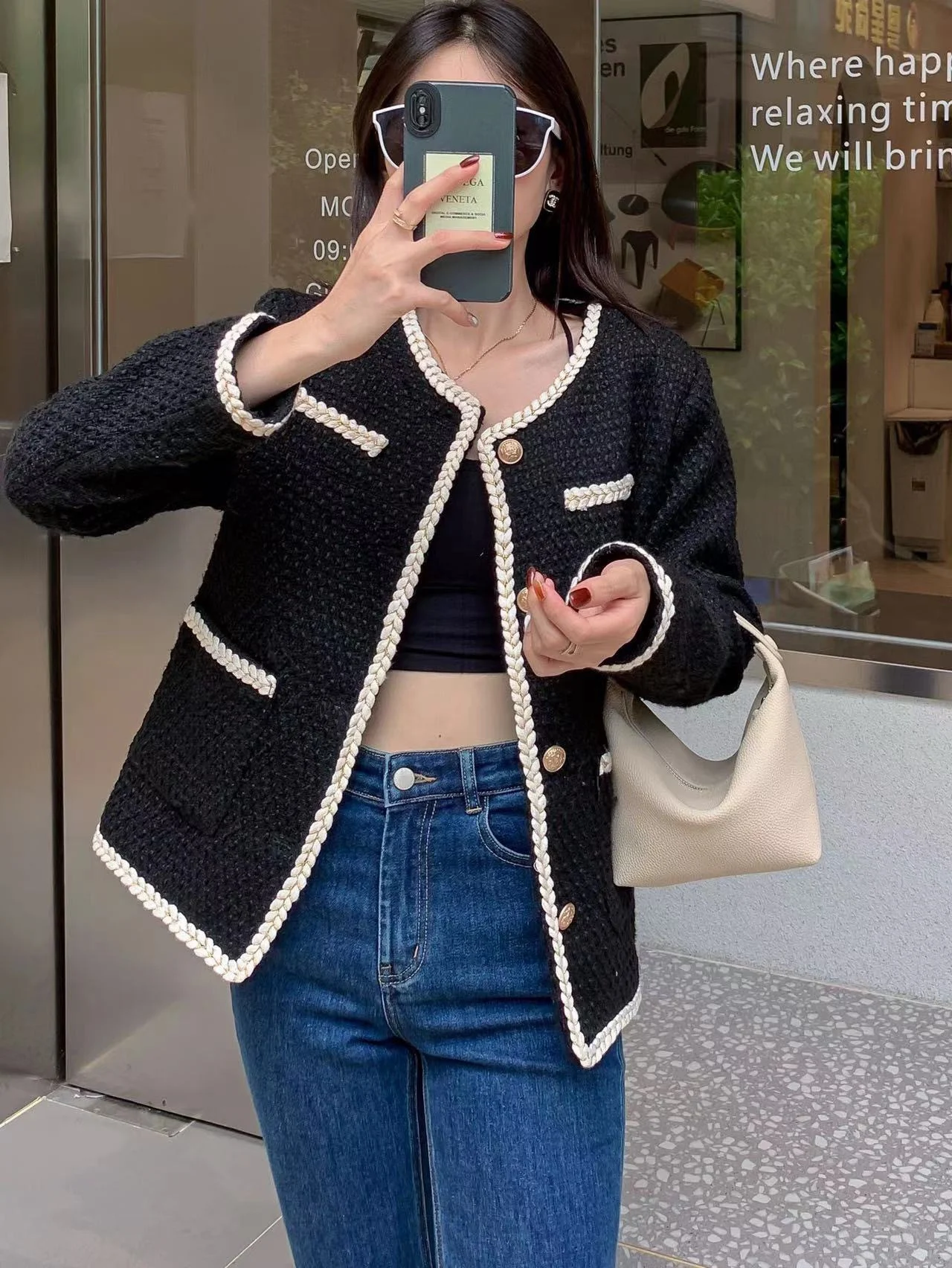 Bolsa de mão versátil e simples, estilo almofada em couro bovino de primeira camada. Perfeita para o dia a dia, combine com qualquer look, leve seus pertences! — foto 20