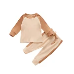 Completo maglietta e pantaloni a righe multicolore a maniche lunghe, perfetto per un look casual e confortevole, ideale per ogni occasione. — foto 2