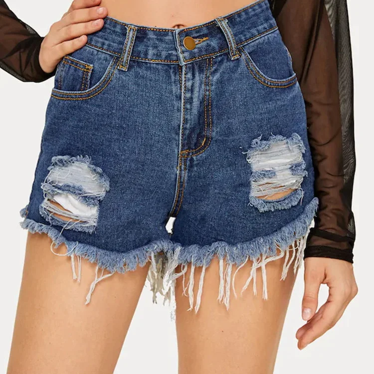Nostalgische zerrissene Denim-Shorts dünn und vielseitig. Die perfekten Sommer-Shorts für einen lässigen, bequemen Look. — foto 5