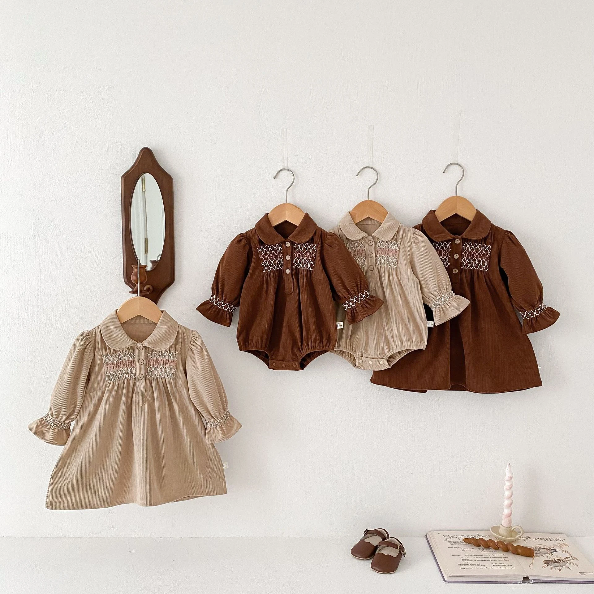 Vestido Macacão Triangular Bebê Menina Corduroy Conforto e Estilo. Ideal para o Dia a Dia. Macio e Durável. Compre Agora! — foto 1