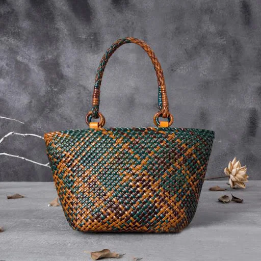 Title 6, Bolsa de mão de couro tecida à mão, cesta oca p...