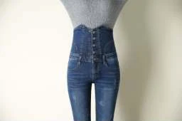 Jeans de cintura alta Comodidad y estilo definidos. Realza tu figura con estos vaqueros modernos y favorecedores. ¡Siéntete segura y a la moda! — foto 3