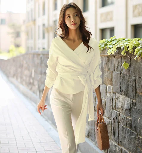Title 4, Bubble lantern sleeve bottoming shirt. A stylis...
