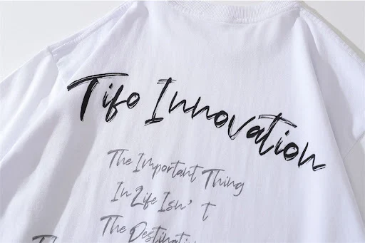 Title 17, Camiseta masculina com estampa de carro em cham...