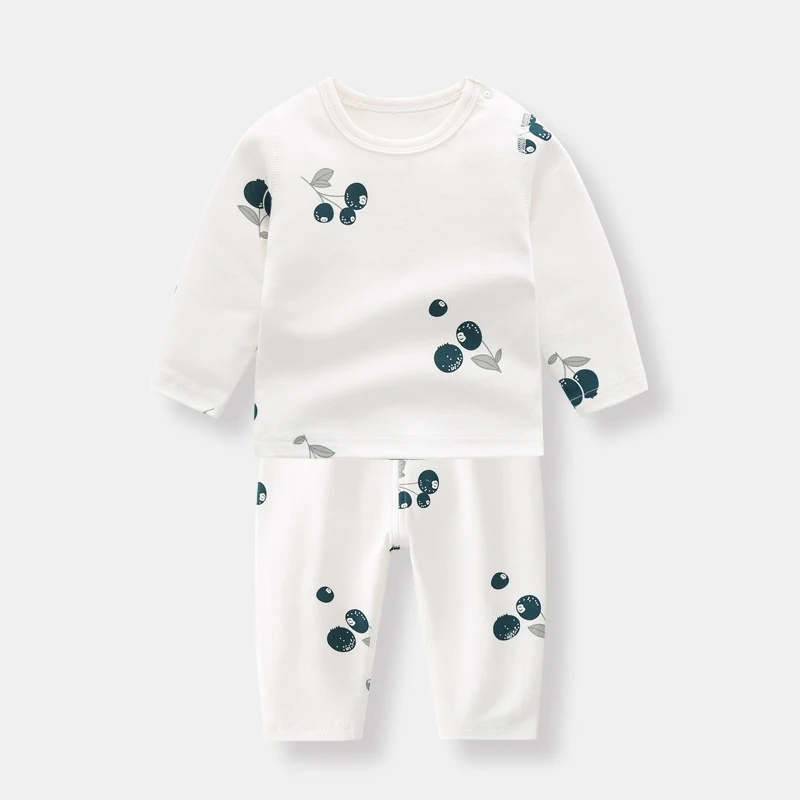 Conjunto de roupa de bebê recém-nascido em algodão orgânico. Macio, respirável e hipoalergênico, ideal para a pele delicada do bebê. — foto 2