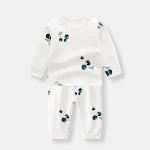 Conjunto de roupa de bebê recém-nascido em algodão orgânico. Macio, respirável e hipoalergênico, ideal para a pele delicada do bebê. — foto 2