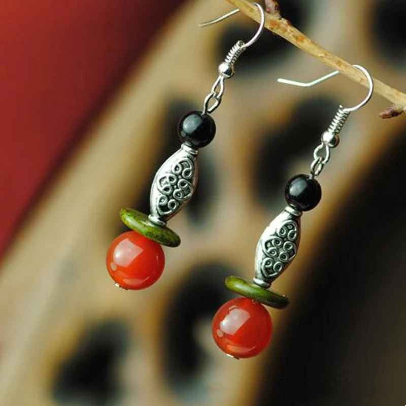 Brincos geométricos casuais e personalizados para mulheres. Adicione um toque único ao seu visual diário com esses brincos modernos e charmosos. — foto 4