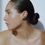 Anel aberto multicamadas com cores contrastantes ouro e prata. Design moderno e sofisticado, perfeito para adicionar um toque de elegância ao seu visual. — foto 8