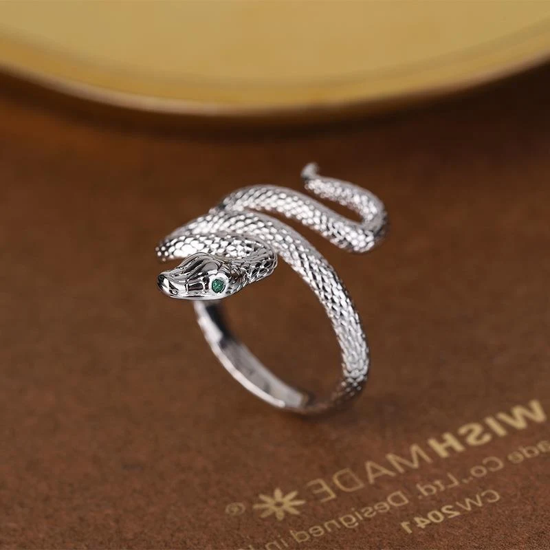 Anel de cobra com olho verde de diamante enrolado — foto 3