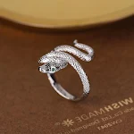 Anel de cobra com olho verde de diamante enrolado — foto 3