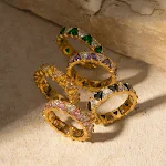 Anel de aço inoxidável dourado 18K com zircônia triangular incrustada, estilo europeu e americano, perfeito para looks modernos. — foto 4